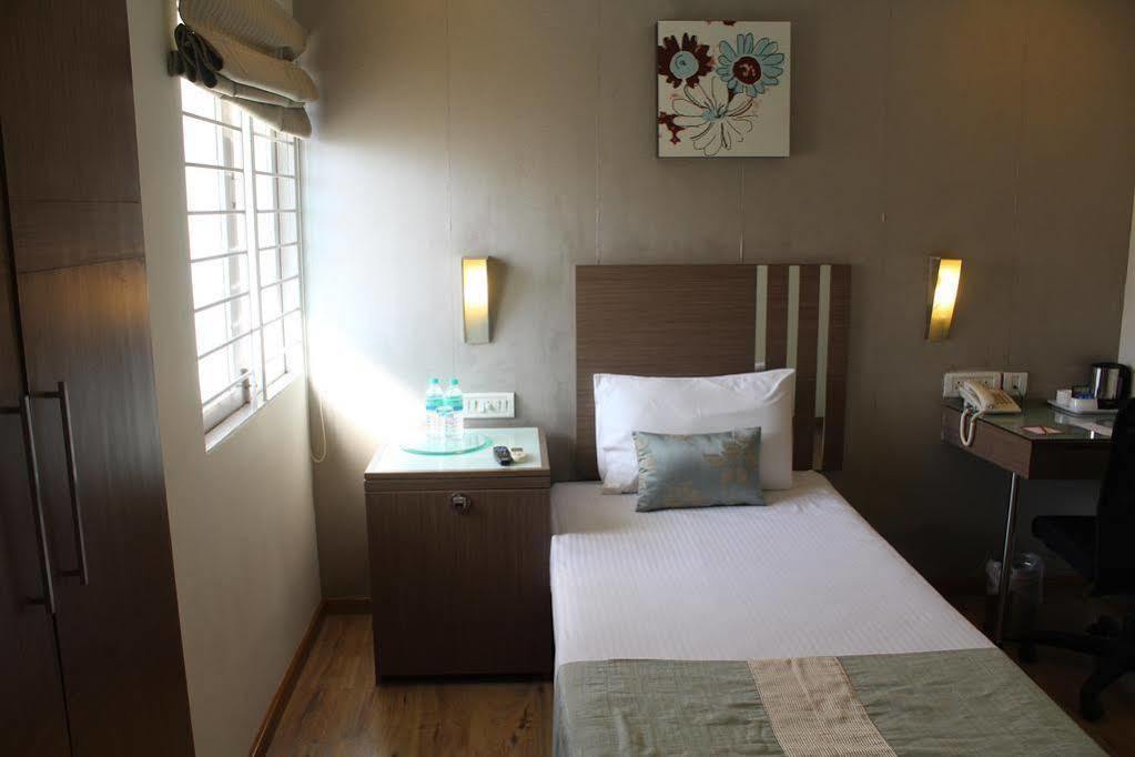 The Lotus Apartment Hotel, Venkatraman Street Chennai Exterior photo