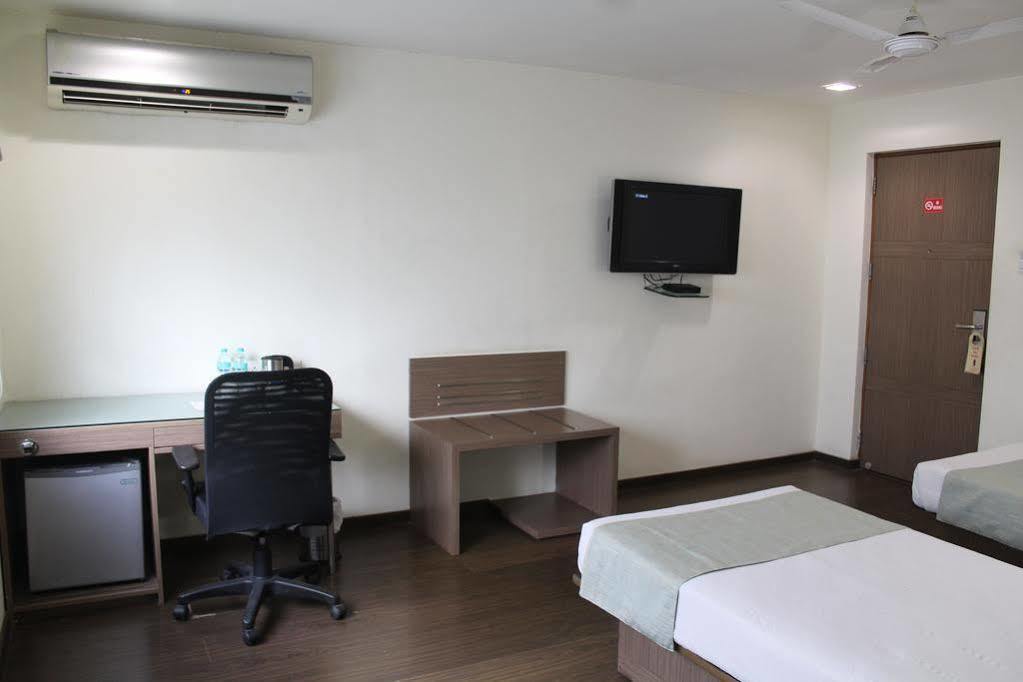 The Lotus Apartment Hotel, Venkatraman Street Chennai Exterior photo
